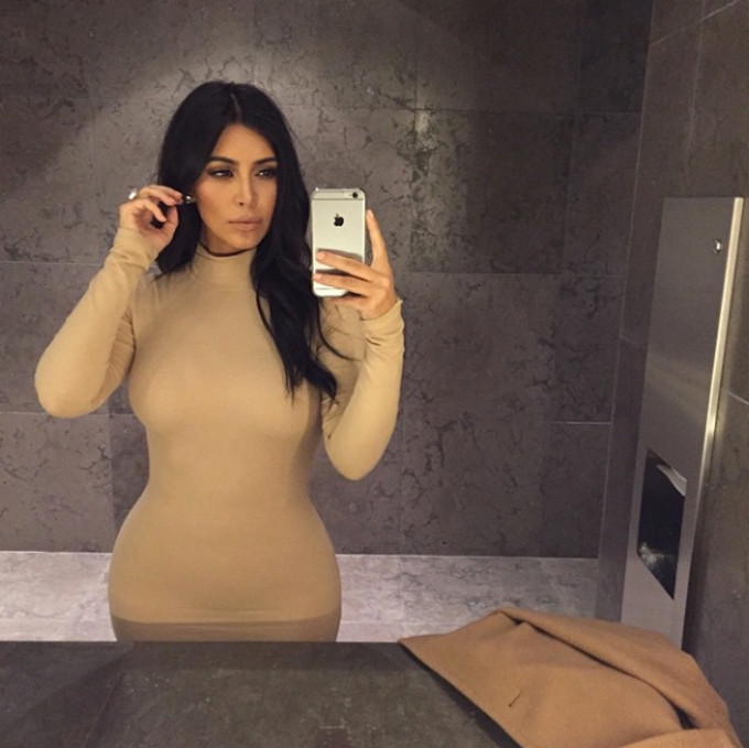 Beżowy look Kim Kardashian