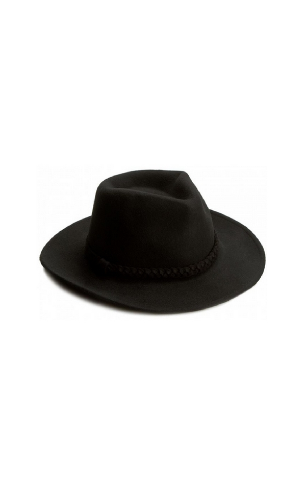 Czarny kapelusz z szerokim rondem 