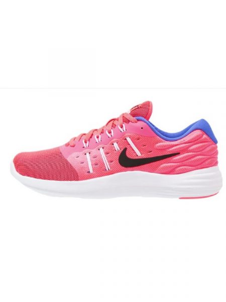 Różowe buty sportowe marki Nike