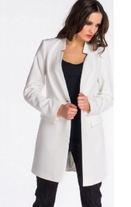 Biały płaszcz idealnie współgra z czarnym outfitem!