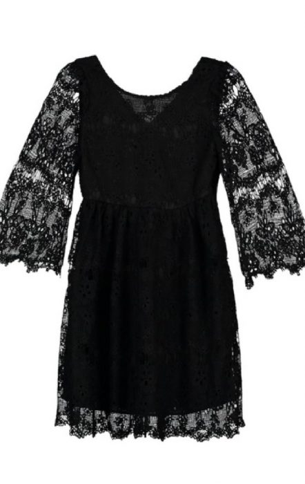 Czarna sukienka z koronkowymi, szerokimi rękawami