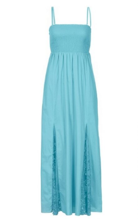 Błękitna sukienka maxi to świetny wybór na plażę!