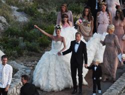 Giovanna Battaglia w białej sukni ślubnej z falbanami