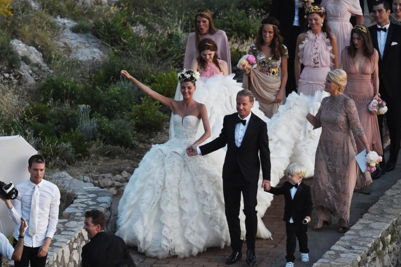 Giovanna Battaglia w białej sukni ślubnej z falbanami