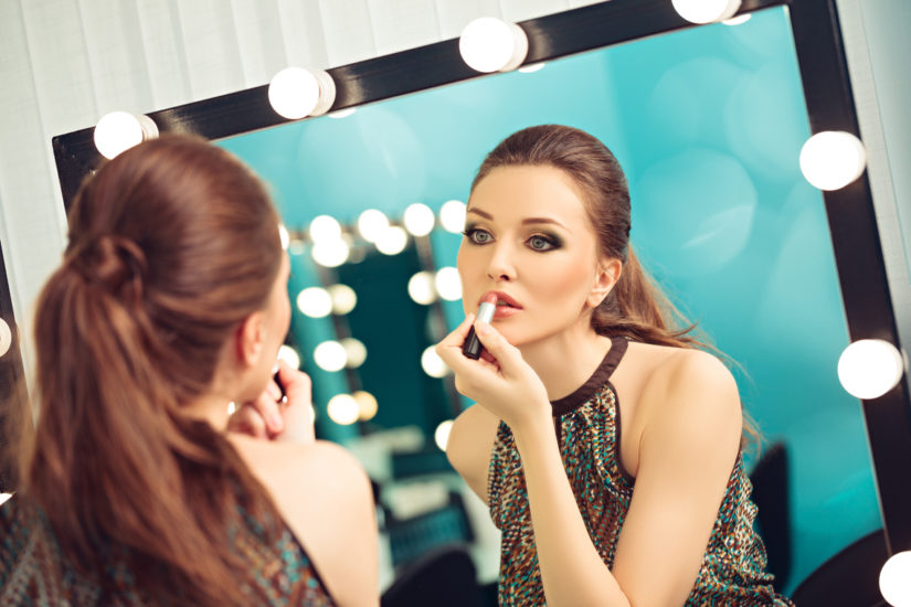 Jak wykonać trwały makijaż?