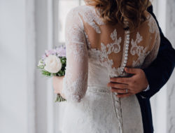 suknia ślubna i koronkowe bolerko na guziczki