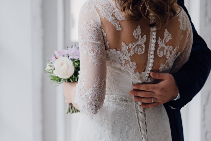 suknia ślubna i koronkowe bolerko na guziczki