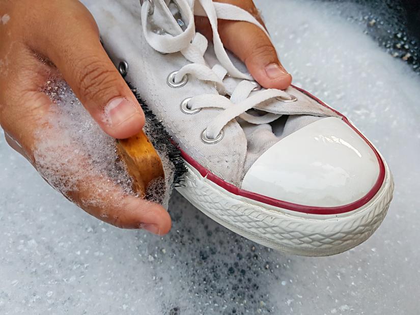 Jak prać białe buty?