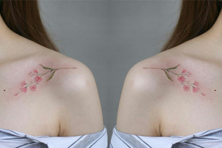 Mini tatuaże w postaci kwiatów są teraz bardzo modne