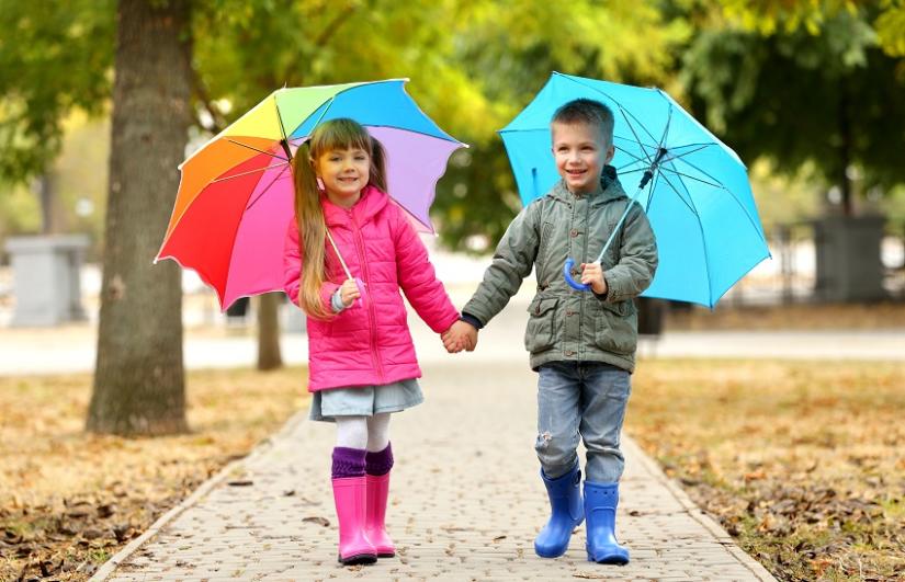 Дети под зонтиком. Зонтик для детей. Дети под зонтом. Девочка под зонтиком.