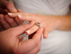 Zobacz, jak modnie nosić pierścionek zaręczynowy i obrączkę