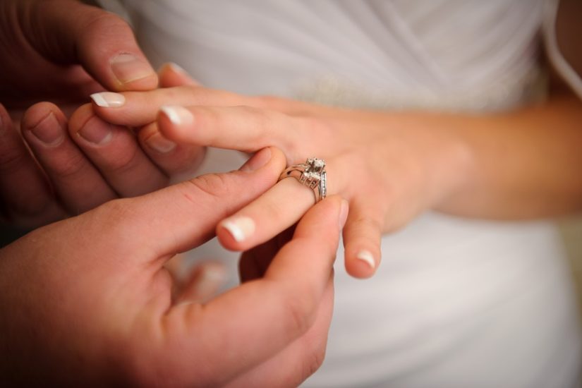 Zobacz, jak modnie nosić pierścionek zaręczynowy i obrączkę