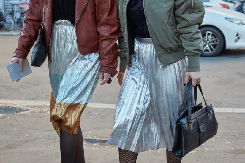 Eleganckie metaliczne spódnice połączone ze sportowymi kurtkami