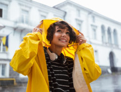 Wybierz modną kurtkę przeciwdeszczową na wiosnę 2019 w soczystym kolorze lub transparentną!