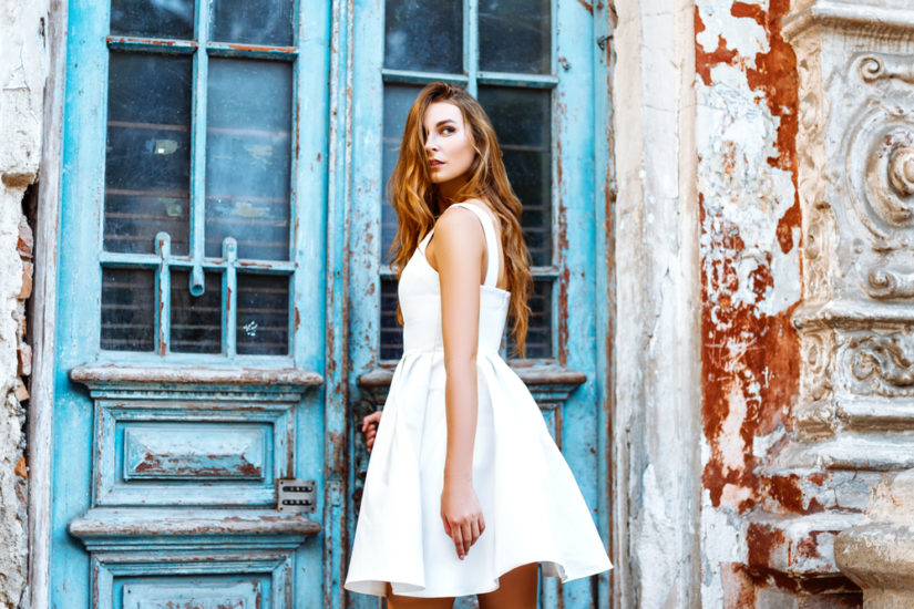 Sukienki letnie z wyprzedaży to białe modele, ale też te w soczystych kolorach.