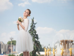 Sukienki na ślub cywilny to zarówno modele przed kolano, jak i maxi!
