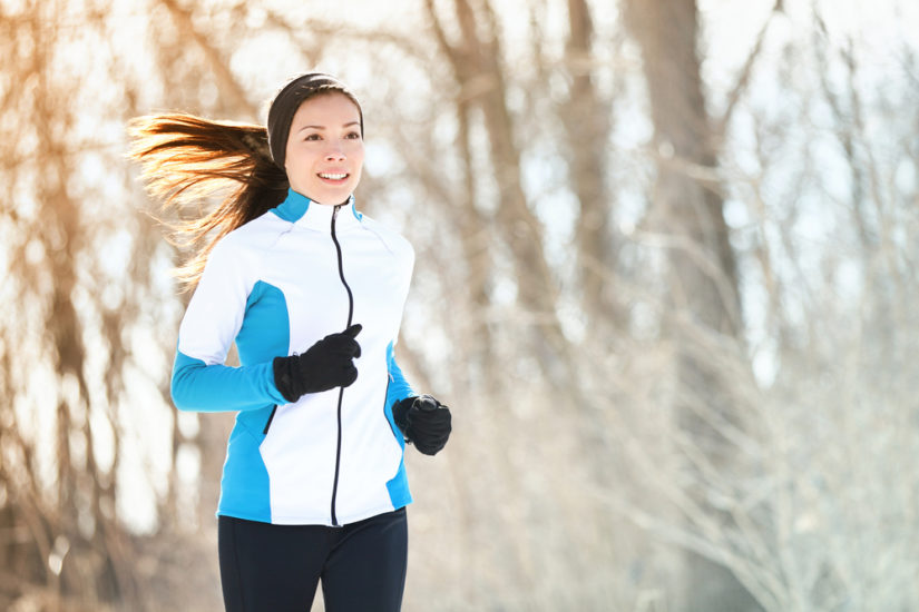 Planujesz bieganie zimą? Sprawdź, jak się ubrać, by zadbać o swój komfort i bezpieczeństwo.