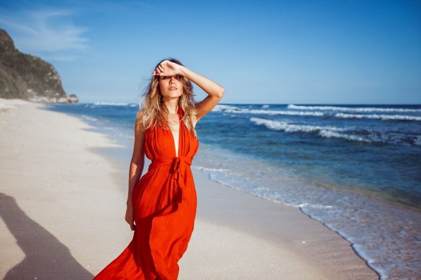 Odkryj modne sukienki plażowe na upały!