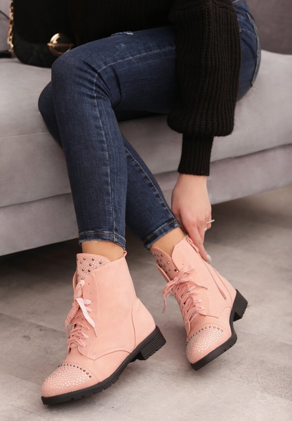 Różowe botki to ciekawa alternatywa dla butów w ciemnych kolorach