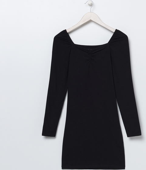 Czarna sukienka z długim rękawem będzie doskonałą bazą wielu jesienno-zimowych stylizacji