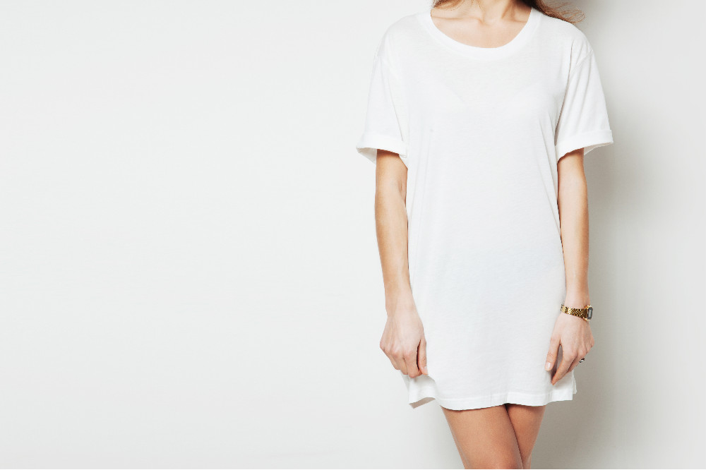 Biała prosta sukienka na wiosnę 2021 to klasyk na ciepłe dni