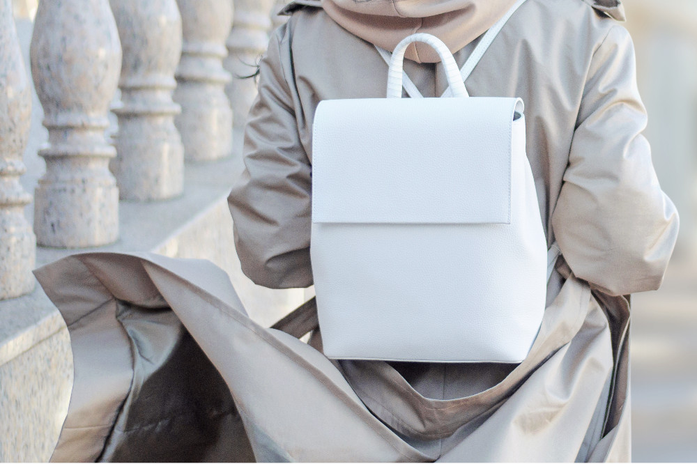 Geometryczna torebka-plecak to modna alternatywa dla listonoszki