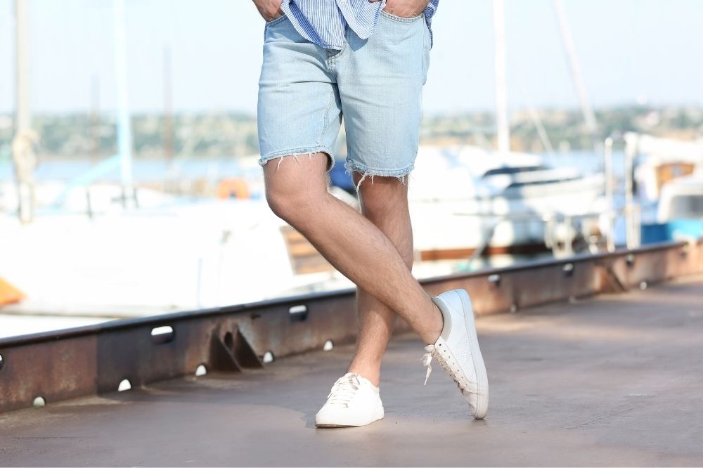 Bermudy męskie jeansowe sprawdzają się znakomicie w casualowych stylizacjach