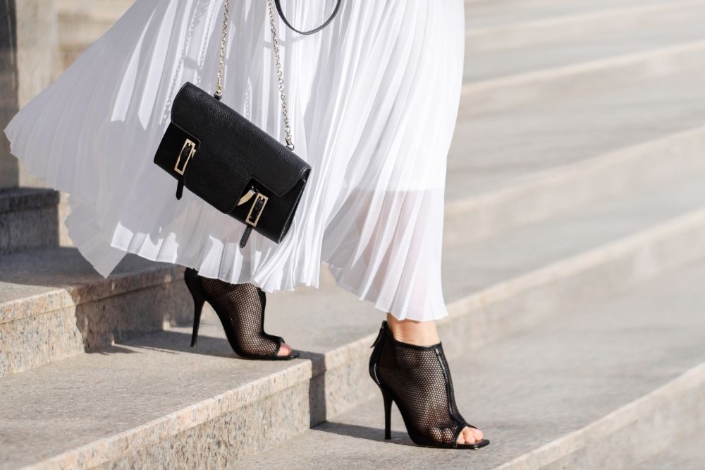 Czarno-białe stylizacje ze spódnicą – modne zestawy nie tylko na co dzień