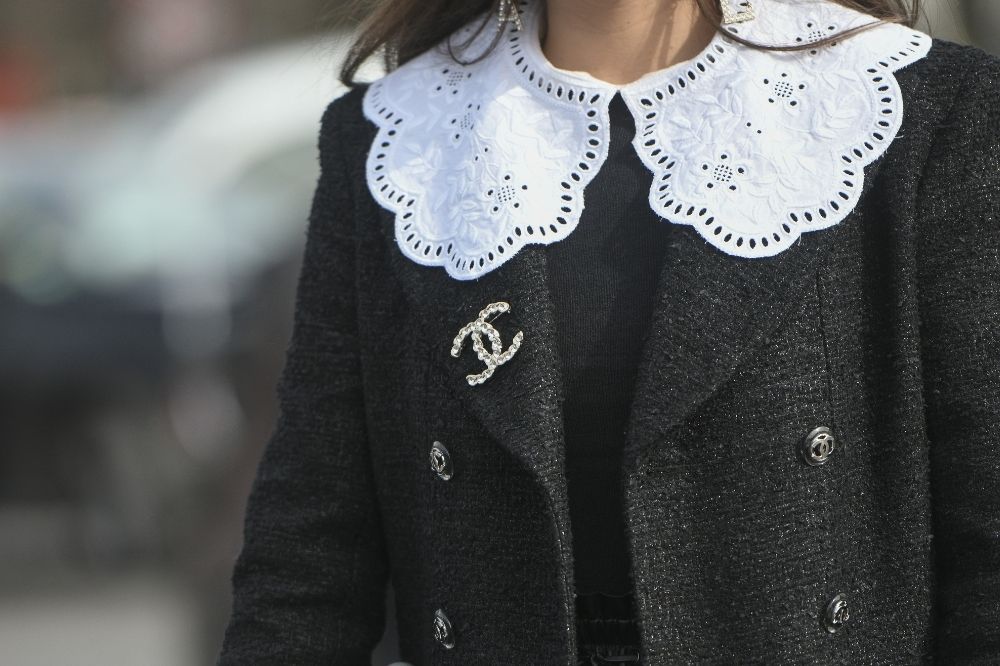 Modna biżuteria jesień-zima 2021/2022: broszki damskie to hit tego sezonu