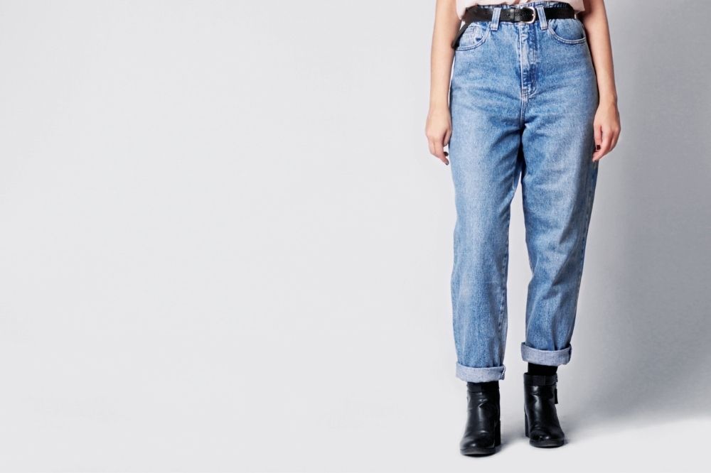 Szerokie jeansy to hit w trendach w modzie damskiej na zimę 2021/2022