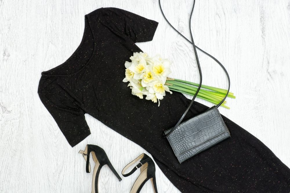 Małe czarne – ponadczasowe eleganckie sukienki dla 60-latki