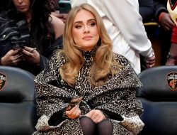 Adele w płaszczu w panterkę