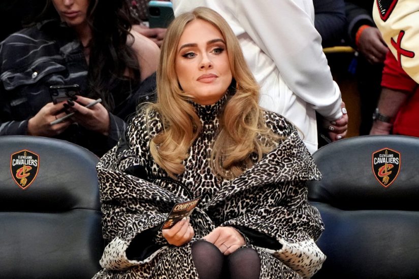 Adele w płaszczu w panterkę