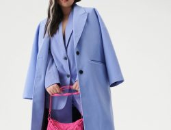 Modny płaszcz w fioletowym kolorze