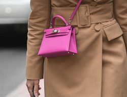 Różowa torebka w wiosennej stylizacji