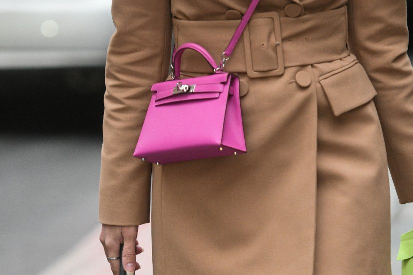 Różowa torebka w wiosennej stylizacji