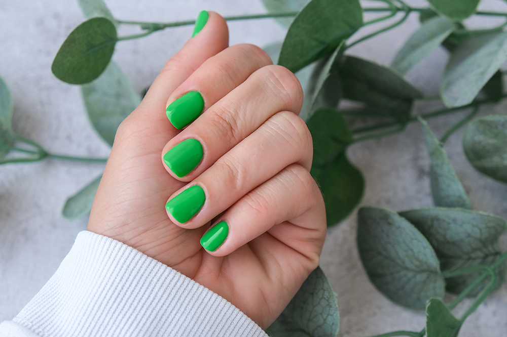 manicure zielony na lato 2022