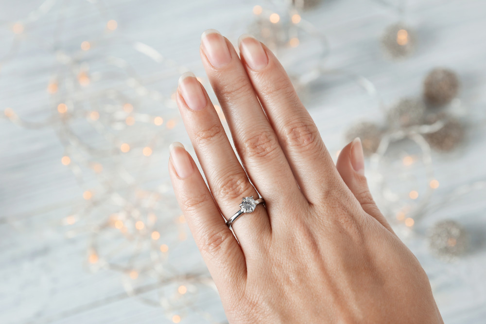 modny pierścionek zaręczynowy
