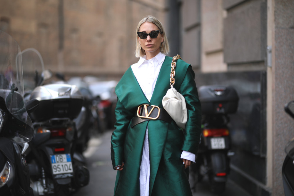 płaszcz w kolorze butelkowej zieleni w eleganckiej stylizacji