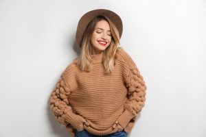 modny sweter damski oversize na jesień i zimę 2022/2023