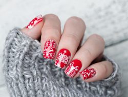 Świąteczny manicure 2022 to idealny dodatek do bożonarodzeniowej stylizacji.