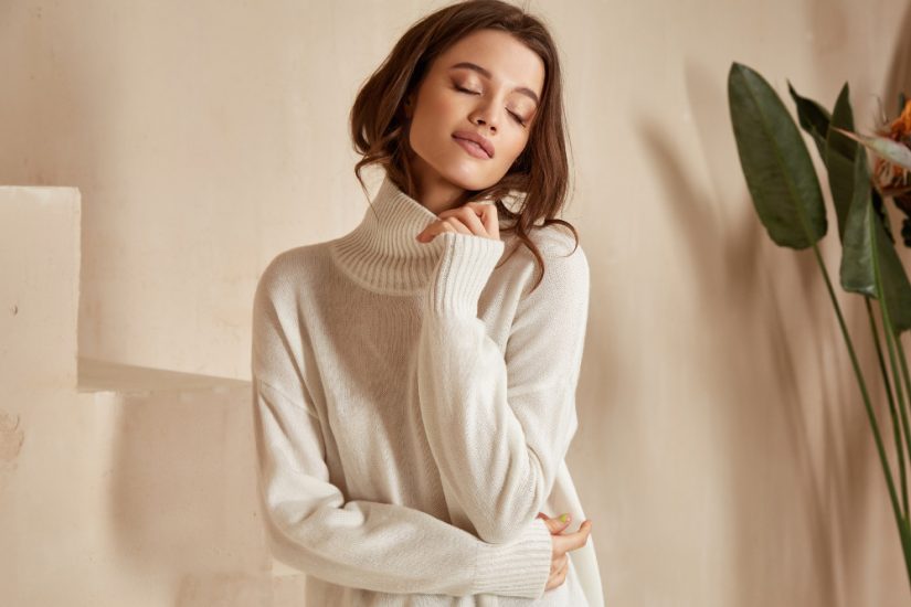 Ciepły biały kaszmirowy sweter z wyprzedaży 2022 to zawsze dobry wybór.
