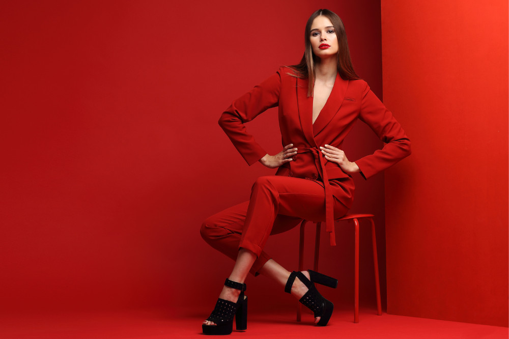 Czerwony garnitur damski na sylwestra 2022 to gwarancja kobiecej stylizacji.