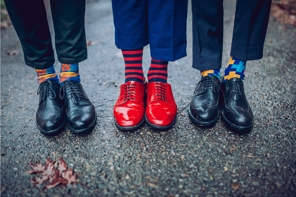 Kolorowe skarpety do butów na studniówkę pozwolą przełamać formalny charakter stylizacji.