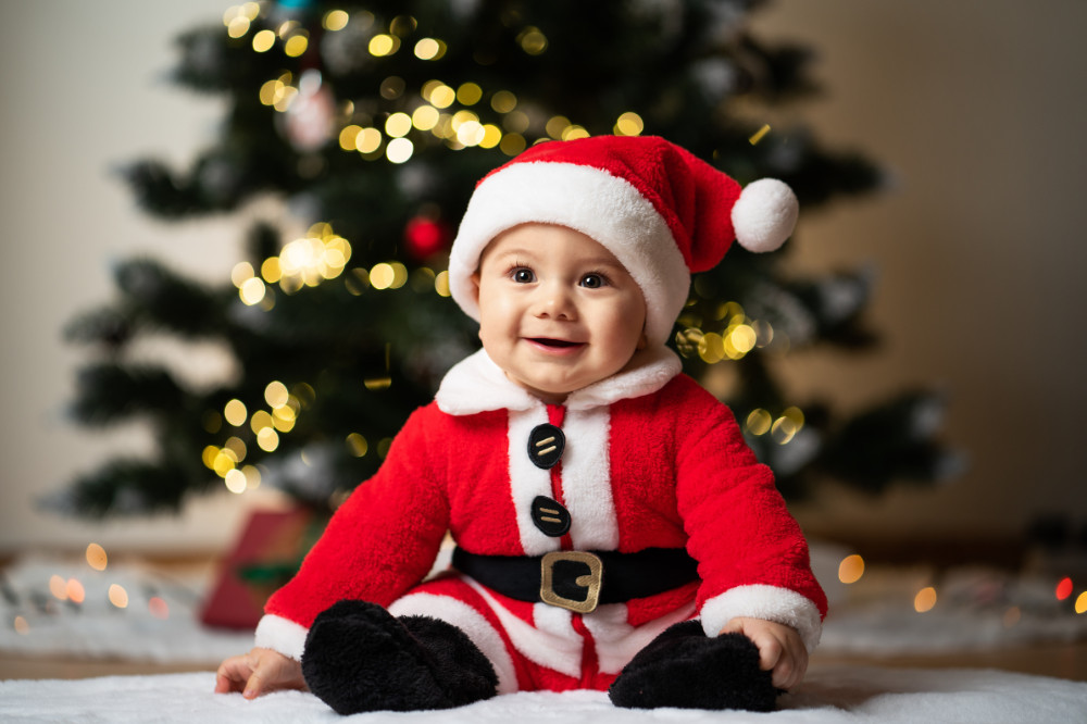 Strój świąteczny dla niemowlaka powinien być uroczy i wygodny.