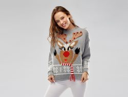 Damska stylizacja ze sweterkiem świątecznym na zimę 2022.