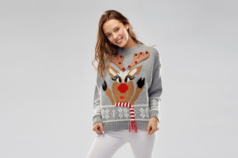 Damska stylizacja ze sweterkiem świątecznym na zimę 2022.