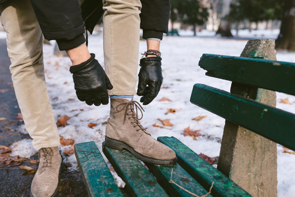 Sznurowane trzewiki to eleganckie buty męskie na zimę.