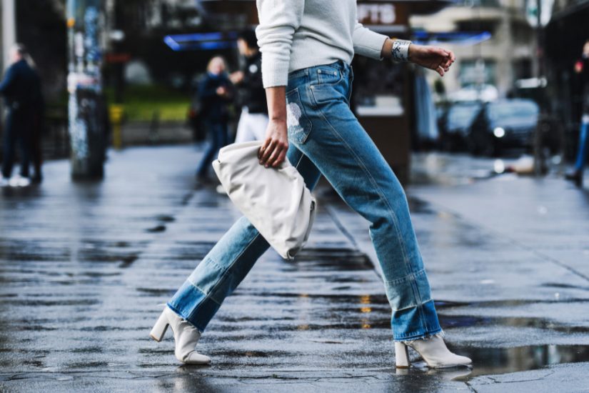 Wyszczuplające jeansy w modny sposób zamaskują szersze uda