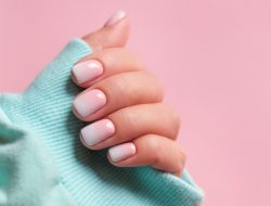 Modny manicure na wiosnę 2023 to idealna szansa na eksperymentowanie z kolorami i wzorami